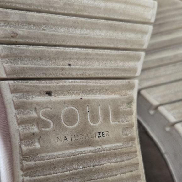 Naturalizer Soul Beige Slip-On Shoes size 7 with side zip - Picture 7 of 9